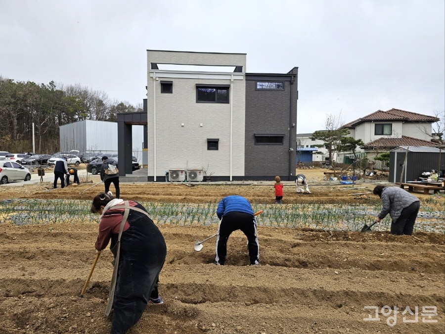 한해 농사를 준비하는 생태텃밭 회원들. 