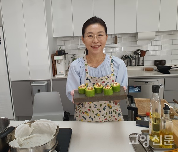 신경화 대표가 채식요리 중 '애호박 두부찜'을 만들어서 보여줬다.