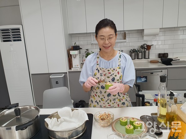 '애호박 두부찜'은 수분 뺀 두부와 다진 당근, 홍고추를 살짝 볶은 후 속을 파낸 애호박에 채워서 찜기에 쪄낸다.