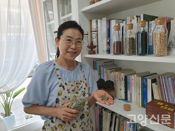 신경화 대표가 식생활 수업에 사용되는 재료 중 텃밭농장에서 수확한 다양한 콩들을 살펴보고 있다.