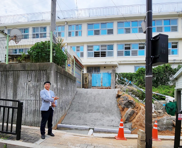  이택수 경기도의원이 일산초등학교 후문 앞에서 후문 복원과 주변 통학로 정비계획 내용을 설명하고 있다. [사진제공 =  경기도의회 교육기획위원회]