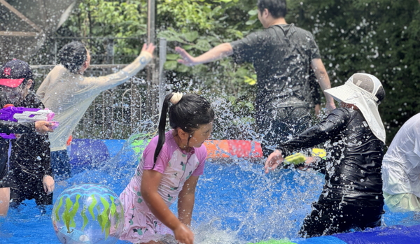 우리동네 흠뻑쇼를 즐기는 아이들.