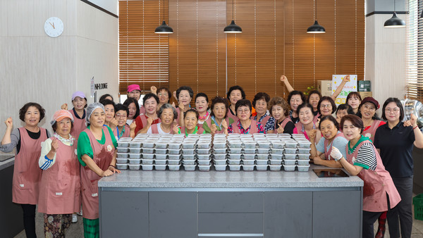 지도농협 농가주부모임이 지역 농산물을 활용한 ‘사랑의 깻잎장아찌 담그기’를 진행했다.