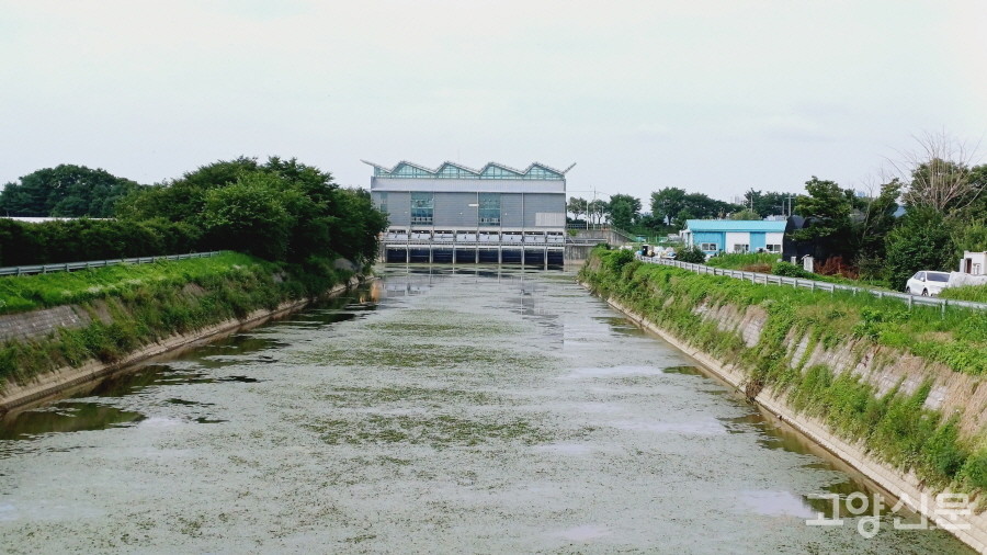 자유로변에 자리하고 있는 '송포배수펌프장'. 장월평천 물을 한강으로 퍼올린다. 