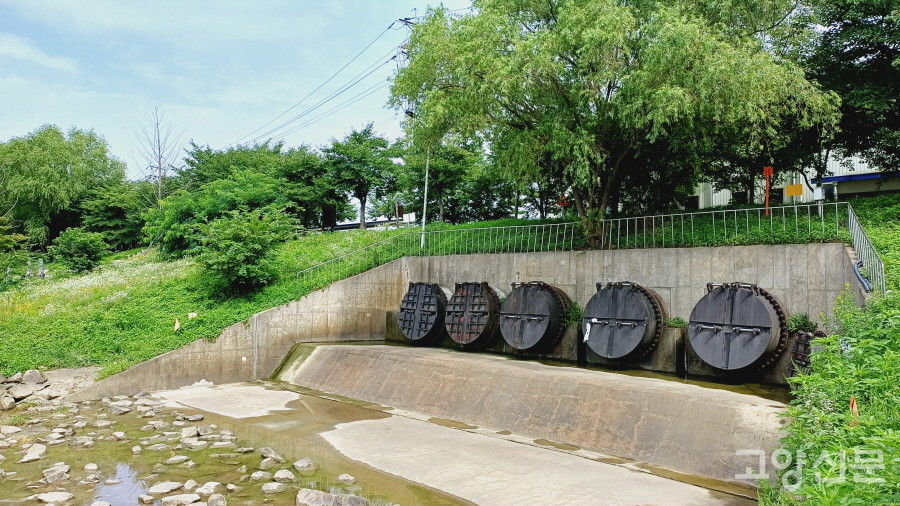 강매배수펌프장의 배출구.  