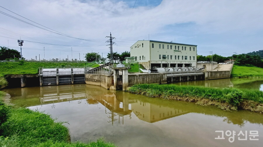 성사천 물을 창릉천으로 퍼올리는 '강매배수펌프장'. 앞쪽 유수지, 왼쪽 배수문, 오른쪽 배수펌프장이 한눈에 들어온다. 