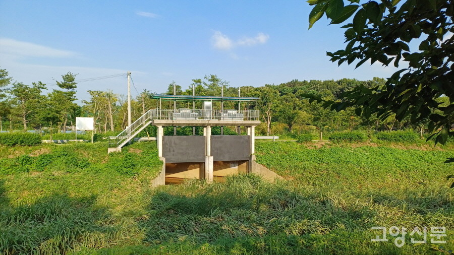 도촌천 제1배수문. 배수문은 수위가 높아진 하천의 역류를 막아주는 장치다.  