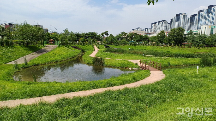 평소 쾌적한 수변공원으로 이용되는 '동산꽃맞이공원 저류지'