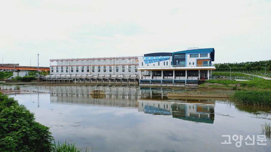 고양시 유인배수펌프장 중 가장 규모가 큰 '신평배수펌프장'. 집중호우 시 불어난 빗물을 한강으로 밀어내는 기능을 담당한다. 도촌천, 대장천, 행신천 물을 받아들이는 신평배수펌프장은 기존 펌프장 바로 옆에 제2펌프장을 신설해 배출 용량을 키웠다.