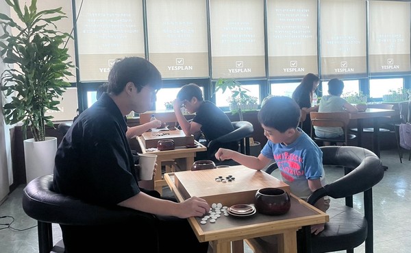 프리미엄 일산기원을 찾은 손님들. 나이와 상관없이 모두가 진지하게 한 수, 한 수를 고민하며 바둑에 몰입하고 있다.