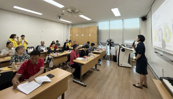 대화노인종합복지관이 ‘찾아가는 시니어 디지털스쿨’ 교육을 진행하고 있다.