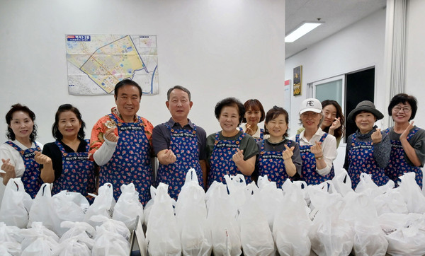 백석1동 주민자치회가 어르신과 취약계층을 위한 삼계탕 나눔을 진행했다.