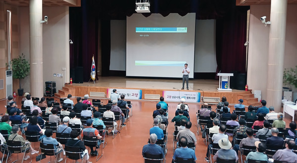  한국산업안전보건공단 고양·파주지사 한성주 부장이 강의를 하고 있다.