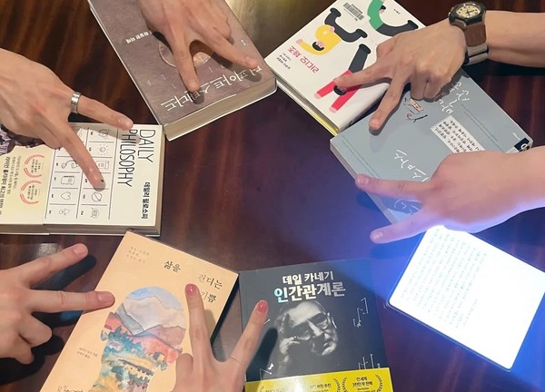  독서하리 구성원들과 함께하며 찍은 사진.