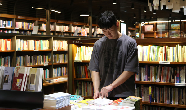  구입한 책을 곁에 두고 다른 책을 보며 약간의 시간을 글과 마주했다.