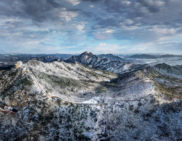 대남문 방향에서 바라본 북한산성과 북한산 주요 봉우리 모습 [사진제공=고양시]