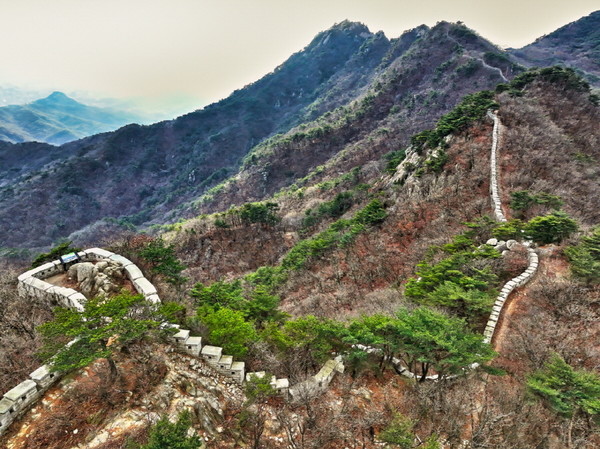 시단봉에서 용암봉, 만경대, 백운대로 이어지는 북한산성 성곽 [사진제공=고양시]