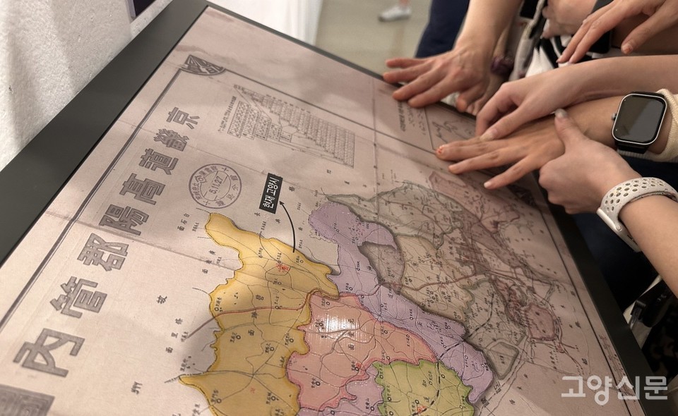 관람객들이 시각장애인을 위한 촉지지도를 직접 만져보고 있다.