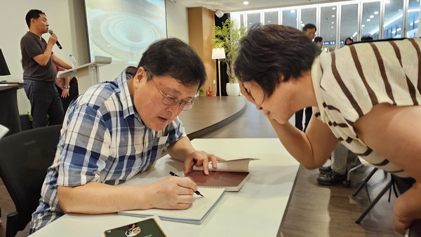 강연 전후, 책에 사인해 주는 강용수 교수. [사진제공= 송 회장]