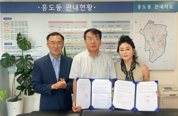 업무협약을 체결한 흥도동장, 박동하 고양컨트리클럽 사장, 정혜선 흥도동주민자치회장(왼쪽부터)