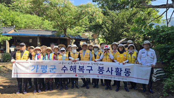 봉사활동 후 봉사자들이 단체사진을 찍었다. [사진제공=김상희]