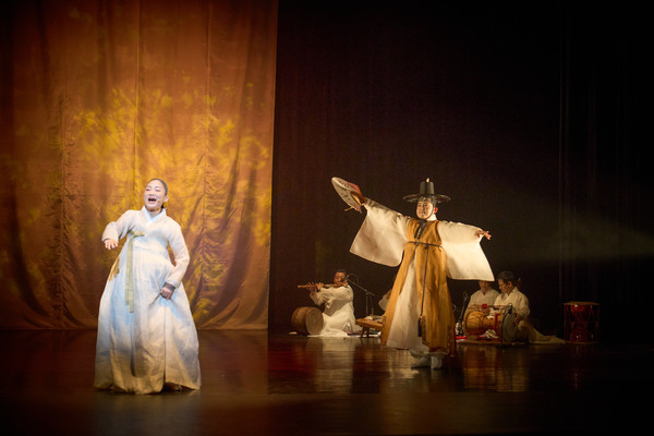 공연을 펼치는 어수민(왼쪽)과 이우선. [사진제공=이우선]