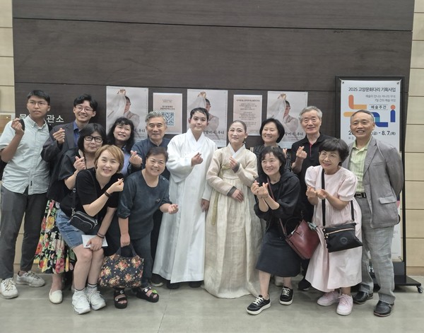 공연이 끝난 후 배우들과 함께 사진촬영을 한 고양밥할머니보존회원들. [사진제공=임현철]