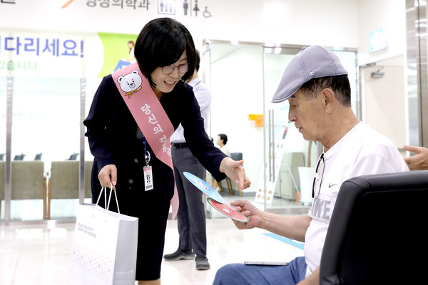 일산백병원은 ‘일백이’ 탄생을 기념해 부채를 제작하고, 8월 5일 내원객과 전 교직원을 대상으로 ‘부채 나눔 행사’를 진행했다. [사진= 일산백병원]