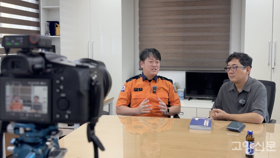 고양신문 유튜브 채널 '고양팟'과 인터뷰를 하고 있는 김성한 소방관. 