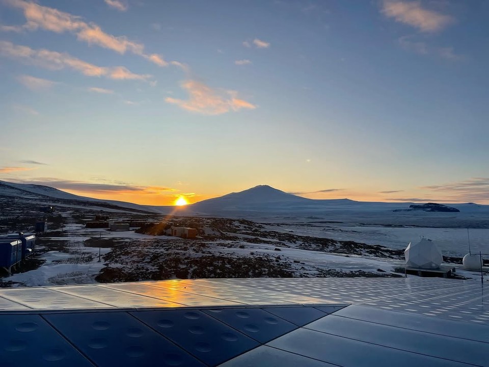 김성한 소방관은 "남극의 기나긴 극야가 끝나고 마침내 먼 산 너머로 태양이 모습을 드러낸 순간을 잊지 못한다"고 회고했다. [사진제공=김성한]
