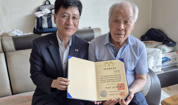 손순욱 지청장이 원무웅 월남전 참전 국가유공자의 자택에서 국가유공자 증서를 전수했다. 