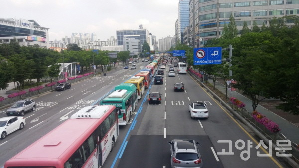 첨두시간대에 일산중앙로 BRT구간에 길게 늘어선 버스들. 