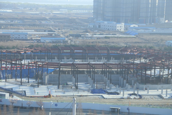 17%의 공정률에서 멈춘 아레나 구조물