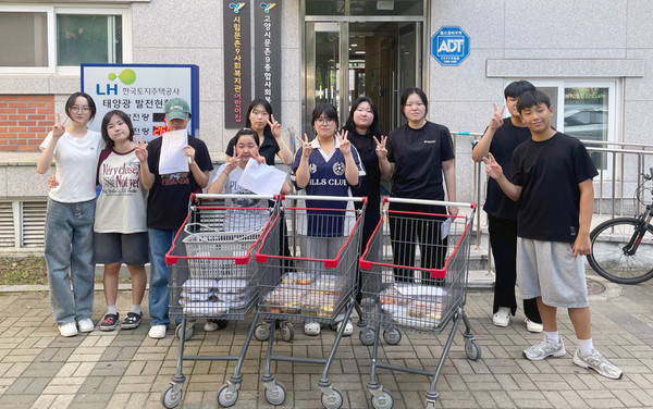 밑반찬을 소분하는 일산고등학교 조리학과 학생들