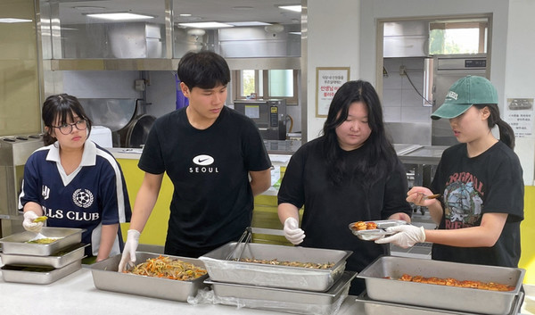 밑반찬을 소분하는 일산고등학교 조리학과 학생들