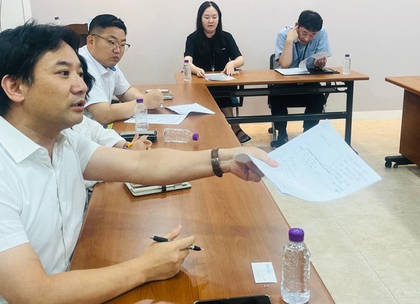 송규근 의원이 갑작스런 경의선 향동역 예산 증기와 정보 소통이 부재했던 데 대해 질타하고 있다.