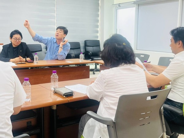 주민들이 지역의 불편 사항에 대해 이야기하며 목소리를 높이고 있다.