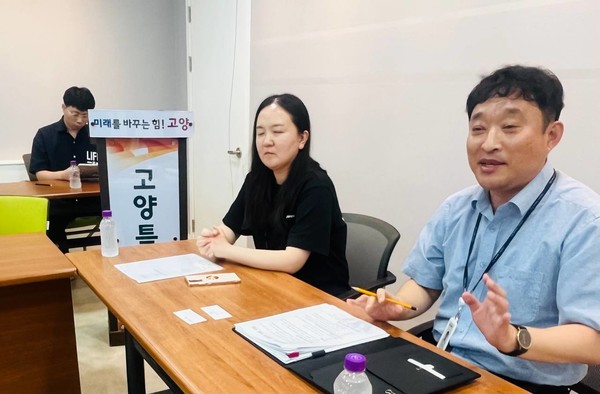 고양시 철도계획팀장이 진행 상황을 설명하고 있다.