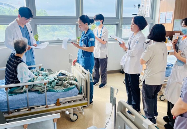 오전 8시 회진을 돌고 있는 김영성 센터장과 의료진들.