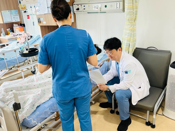 회진 때마다 의료진들은 한 사람 한 사람의 안녕과 아픔을 묻는다.