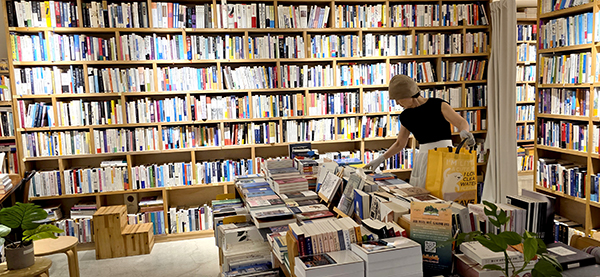 낮과 밤을 밝힌다는 ‘날일달월’ 대표 여희숙은 늘 독서운동 현장에서 봉사하고 있다.