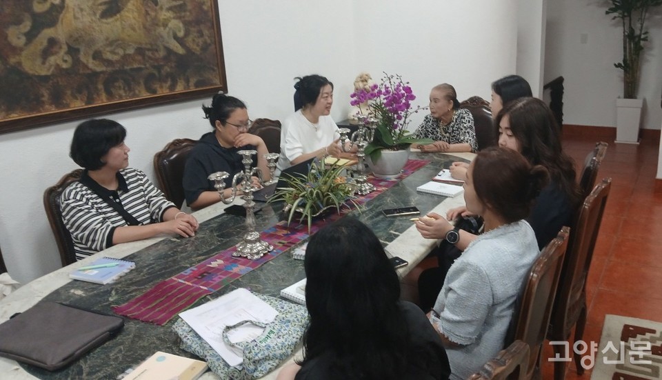 중남미문화원 홍갑표 이사장을 인터뷰하고 있는 이을고양 회원들.