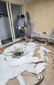 행신배드민턴클럽 회원들이 홀몸어르신 가정의 주거환경 개선 봉사를 하고있다. 