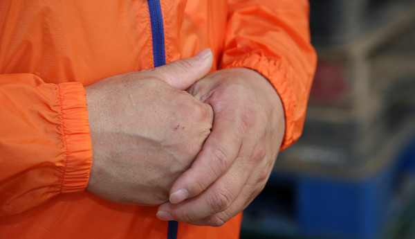 우상훈 조합장의 손. 현장에서 늘 겸손하게 임한다.