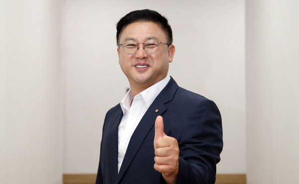 넘버원 벽제농협. 수줍은 미소 속의 우상훈 조합장. 큰 자신감으로 벽제농협의 전성기를 준비하고 있다. 