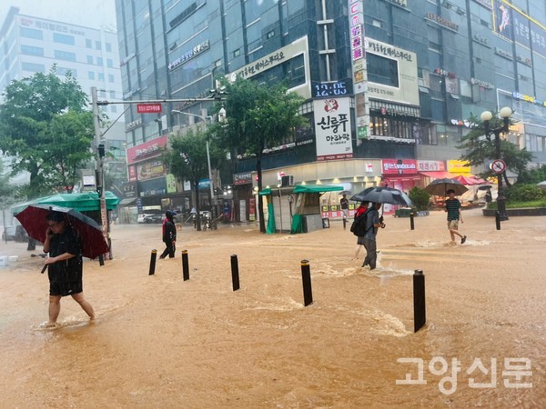 화정 롯데마트 사거리. 13일 낮 12시 현재 상황. [사진=김진이 기자]