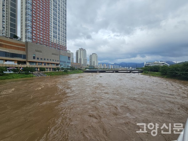 삼송역 동송교 위에서 본 13일 오후 1시 창릉천. [사진=권구영 기자]