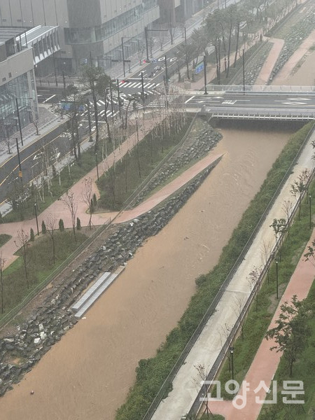 집중호우로 수량이 많아진 풍동천. [사진=이로운 기자]