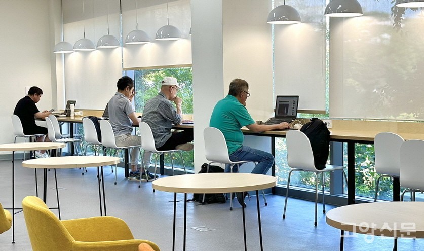 개인용 노트북을 사용할 수 있는 열람석 