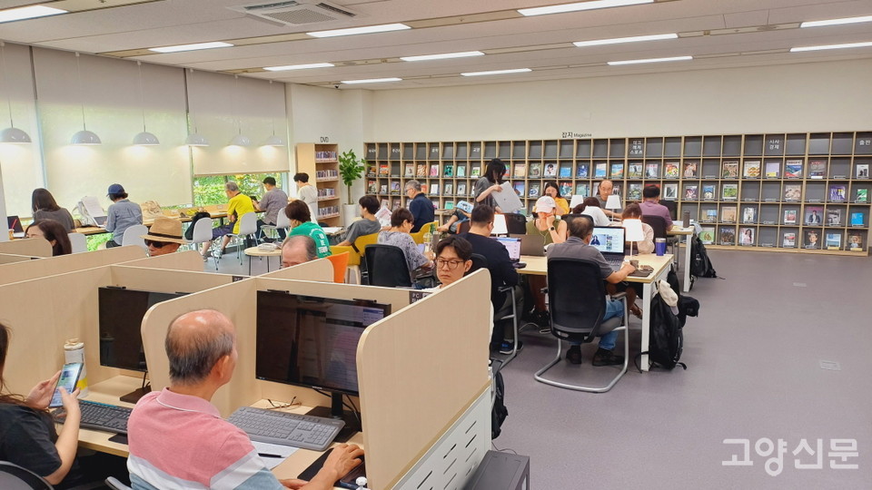 정기간행물실과 디지털 자료실을 통합한 '미디어존'